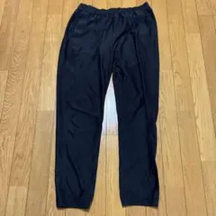 黒いストレートレッグパンツ