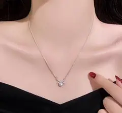 エレガントなパールとクリスタルのネックレス