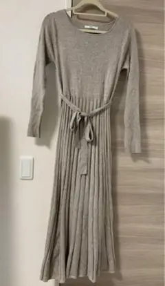 ベージュロングワンピース