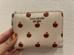 kate spade リンゴ柄 二つ折り財布