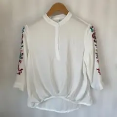 XLサイズ刺繍デザインのホワイト五分袖シャツ