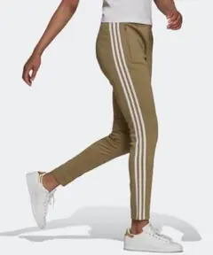 adidasセットアップ カーキ