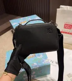 LOEWE 黒いレザーショルダーバッグ