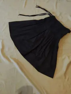 光沢ある素材　黒スカート