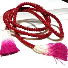 紅に金糸の帯締め