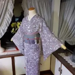 しなやかな縮緬地にパステルの唐花が咲き誇る美しい単衣のお着物です