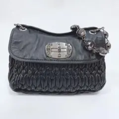 《最新作》ミュウミュウ レザー エンボスロゴ 折り財布 黒