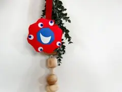 赤い目のついた花形メダル