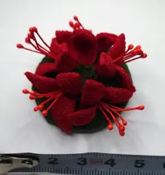 彼岸花のブローチ