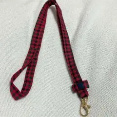 赤と黒のチェック柄ストラップ