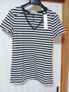 AZUL 黒と白ストライプ Vネック Tシャツ M