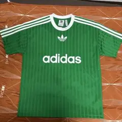 adidas グリーン シャツ
