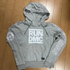adidas × RUN DMC ロゴプリント ジップアップ パーカー 61911584475f3ee341edf879705357
