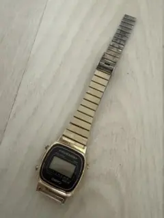 カシオ　デジタル腕時計 ゴールド メタルバンド