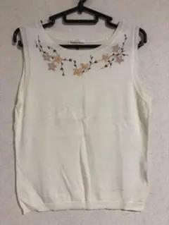 セール⭐︎刺繍　白ノースリーブ　トップス　M