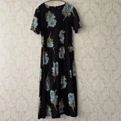IKUKO 半袖ロングワンピース 黒地に青い花柄