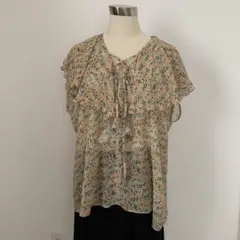 kittle. キトル．ラッフルフリルカラー プリントブラウス