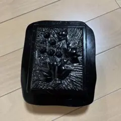 黒い浮き彫り小物入れ