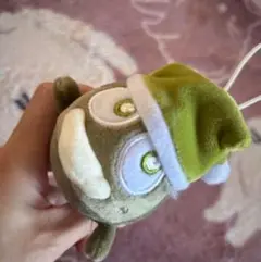 緑色の帽子のぬいぐるみキャラクター