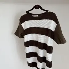 カーキとホワイトのストライプTシャツ