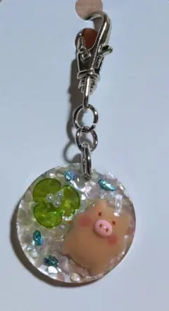 ブタと花のレジンチャーム