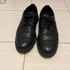 ブラックレザーウィングチップシューズ