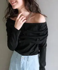 La boutique BonBon シアーオフショルカットソー