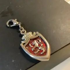赤いエナメルのライオン盾チャーム