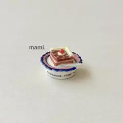 フェーヴ　ドイツ：フォレノワールケーキ　フランス　ミニチュア陶器　f-3529