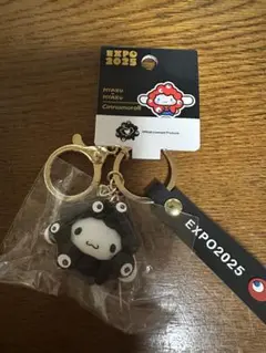 万博　黒　ミャクミャク サンリオ キーホルダー シナモロール