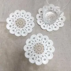 コットンのコースター ドイリー ３枚 ベージュ＆ホワイトラメ入り ハンドメイド