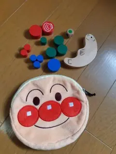 アンパンマンポーチ　ゆらゆら木製おもちゃ