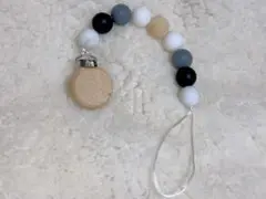 No.1✨ハンドメイド おしゃぶりホルダー 黒 白 シンプル