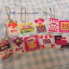 アクリルキーホルダー　お菓子　ガチャガチャ　カプセルトイ