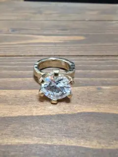 大きなクリスタル風の金色リング