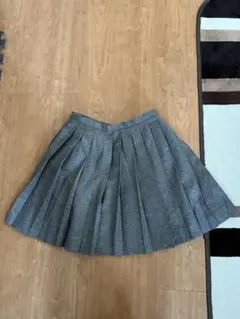 グレー色　シンプルデザインの プリーツミニスカート ウール混紡