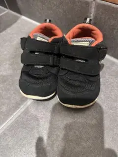 ベビーシューズ 黒とオレンジ 13.5cm
