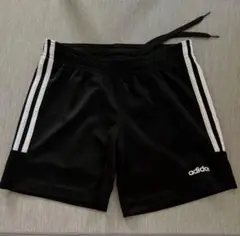 adidas ブラック ショートパンツ