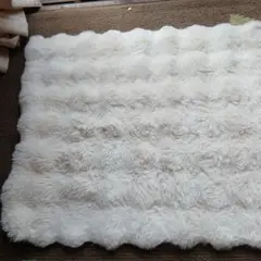 ホワイトファーラグ 約60cm x 180cm