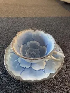 青い花柄のカップとソーサー