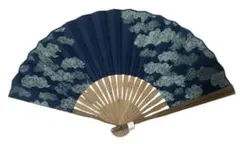 新品未使用　紺色　雲柄　布製扇子 専用ケース付き