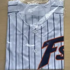 ホワイト ストライプ ユニフォーム Fのロゴ