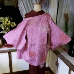 紅梅色の地に艶やかな織柄模様が美しいアンティークの道行きです