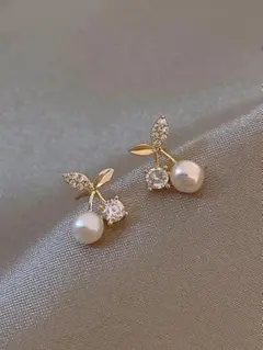 ピアス　新品　ラインストーン　チェリー　小ぶり