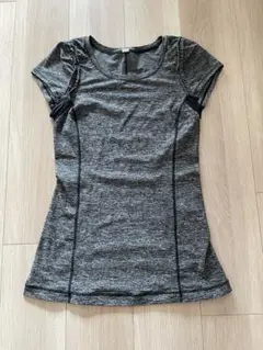 フリルがお洒落　ルルレモン　半袖Tシャツ　美品　フィットネス　サイズ4