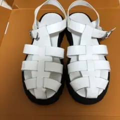 白いサンダル調節可能