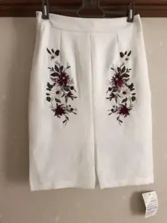 夏物★新品タグ付本格花刺繍の白いスカート