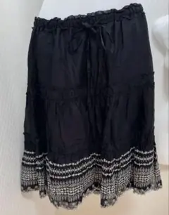 刺繍入り黒フレアスカート　M