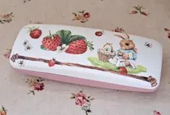 ＊デコパージュ＊うさぎ雑貨**メガネケース♪うさぎといちご柄♪︎