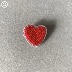 ブローチ　ハート　ビーズ刺繍　LOVE 愛　赤